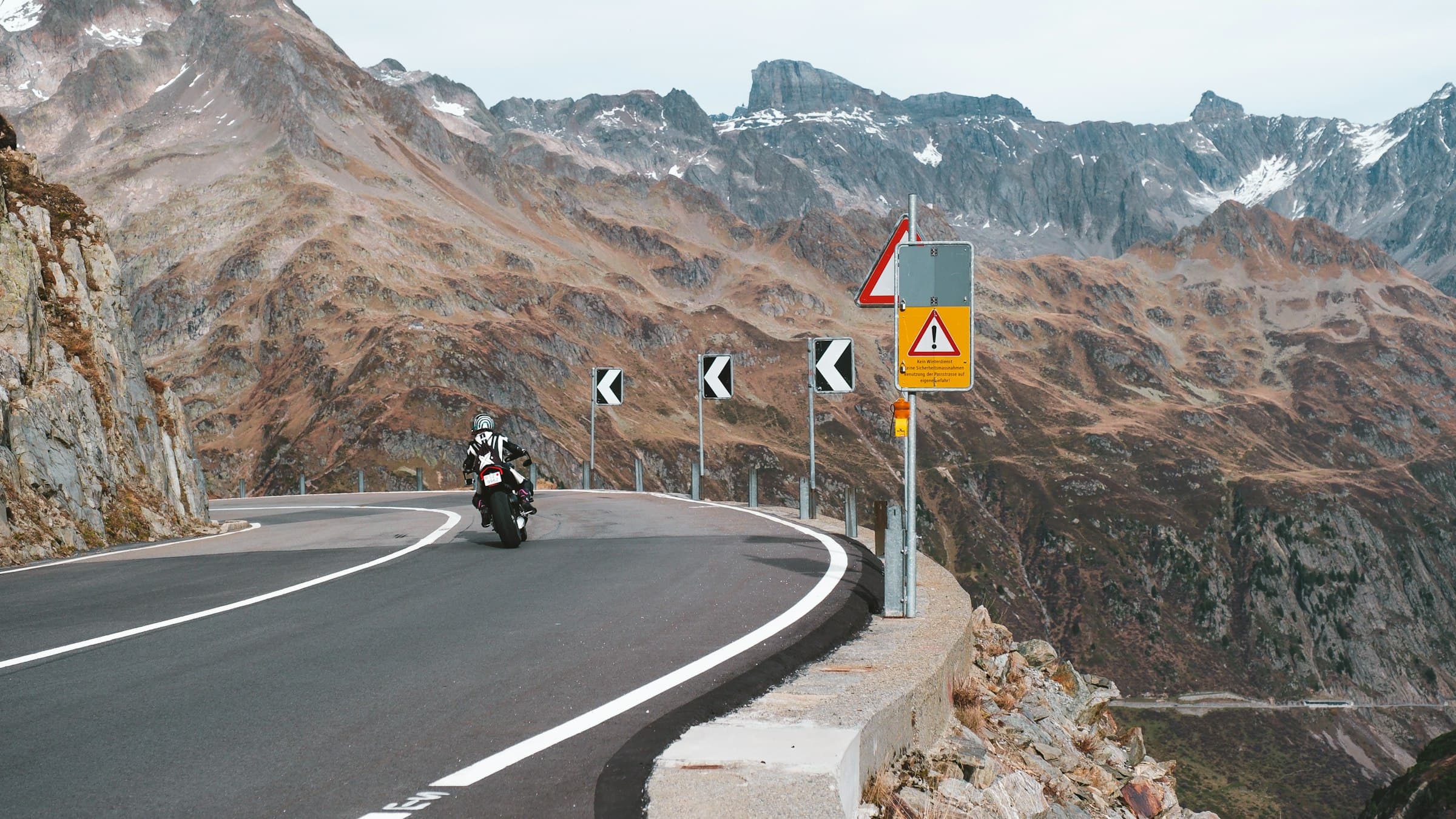 Motard sur un col alpin en Suisse